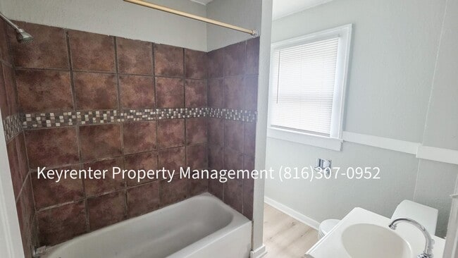 Building Photo - 2 Bed 1 Bath rare to rent!