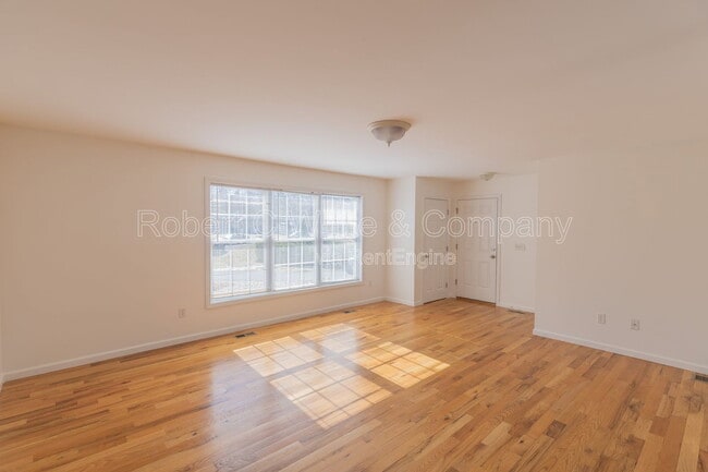 Building Photo - 10 Winthrop Dr