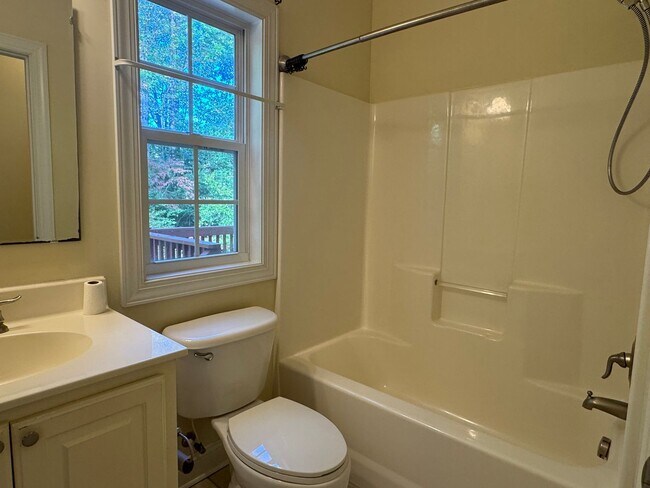 Building Photo - Beautiful Home in River Bluffs