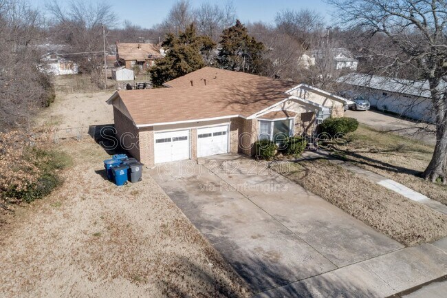Building Photo - 313 E Woodrow Pl