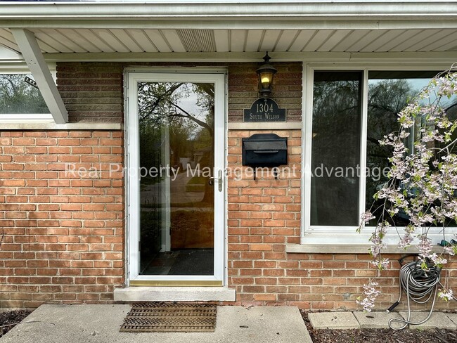 Building Photo - Mid-Century 3 Bed/2 Bath Ranch Near Downto...