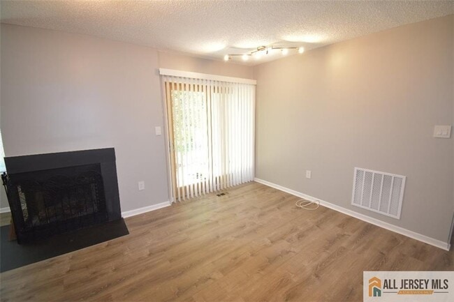 Building Photo - 49 Farnham Square