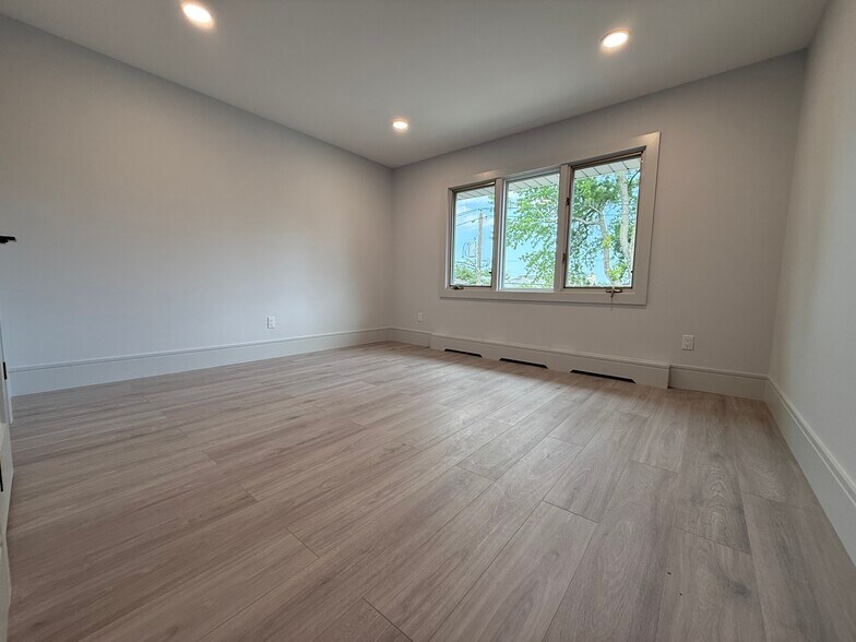 Building Photo - 2357 Linwood Ave