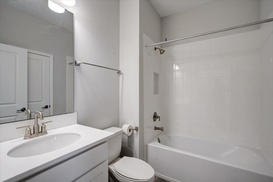 Building Photo - 2118 Ridge Pointe Ln