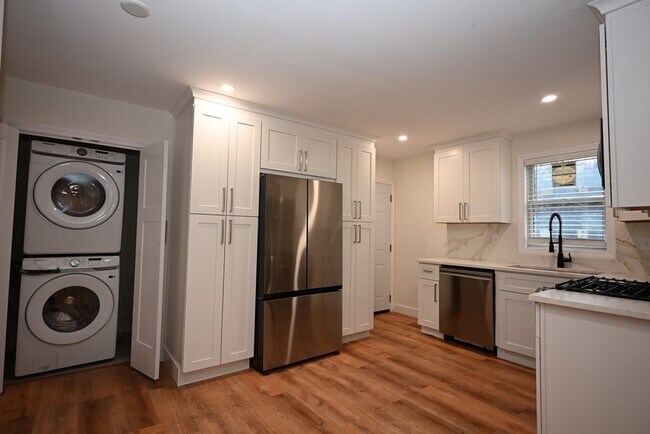 Building Photo - 12 Leroy Ave