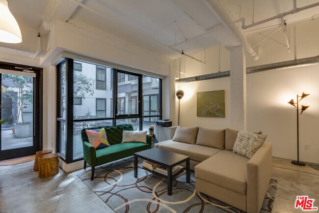 Building Photo - 330 W 11th St