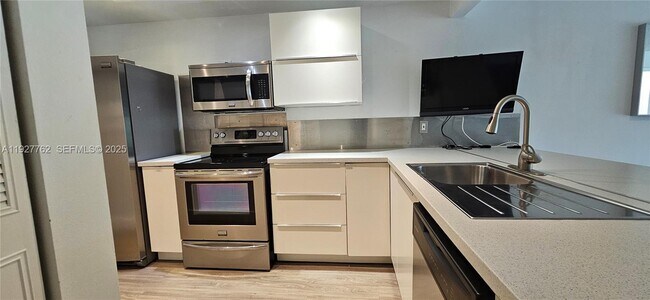 Building Photo - 9450 Poinciana Pl