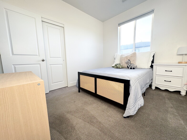 Building Photo - 457 S Wood Stream Rd