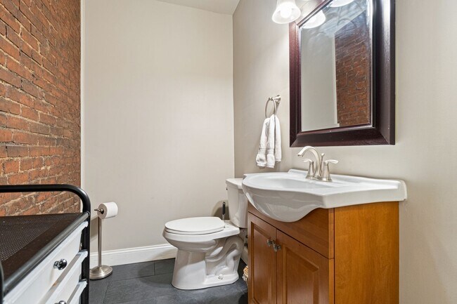 Building Photo - 5 bed, 2.5 Bath, Southside Flats