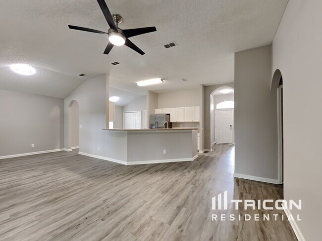 Building Photo - 844 MacKenzie Cir