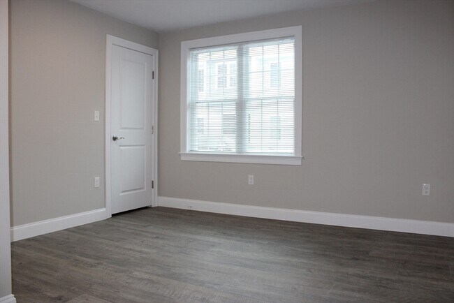 Building Photo - 192 Central St