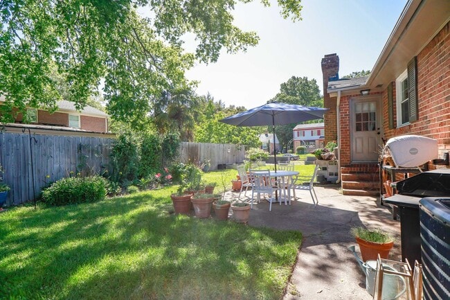 Building Photo - Charming 2BR in Historic Home – Bright, Sp...