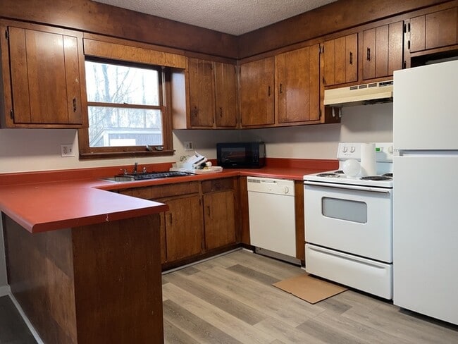 Building Photo - 902 Creekside Dr