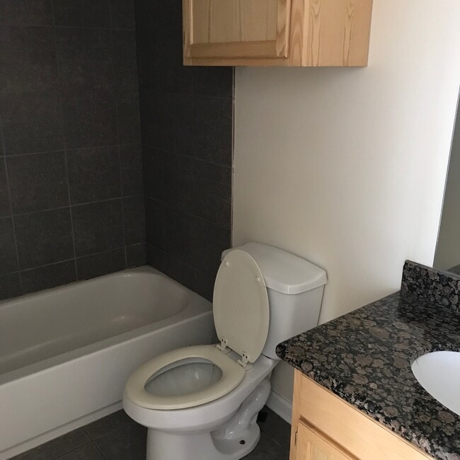 Building Photo - 716 Union St