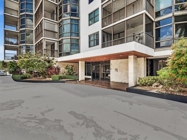 Building Photo - 3375 N Country Club Dr