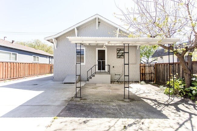 Building Photo - Charming 2 Bedroom House with Expansive Wo...