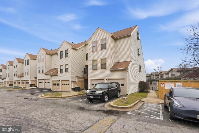 Building Photo - 13405 Shady Knoll Dr