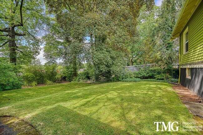 Building Photo - 3 BD SW Portland Home Near Multnomah Village