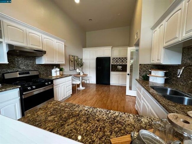 Building Photo - Light, Bright, Spacious Townhome in Summit...