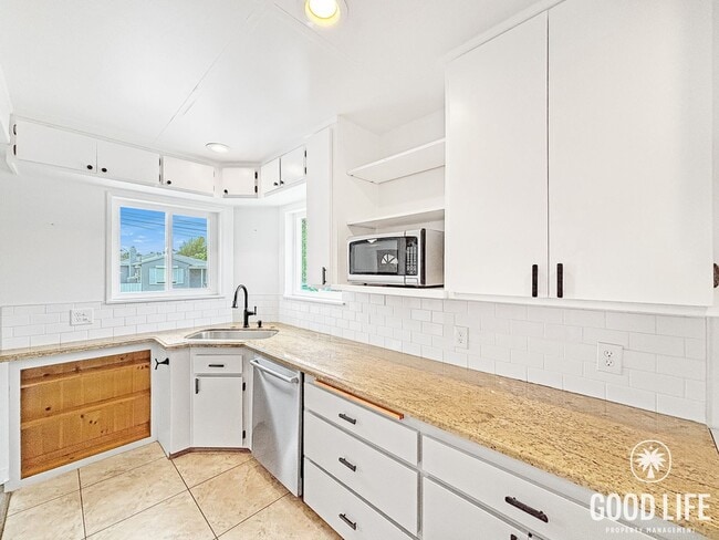 Building Photo - Inviting 3BD/2BA South Park Home with Turf Yards, Hardwood Floors & A/C