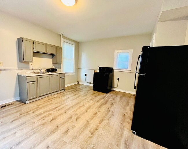 Building Photo - Remodeled 2 bedroom home w/bonus room- Sec...