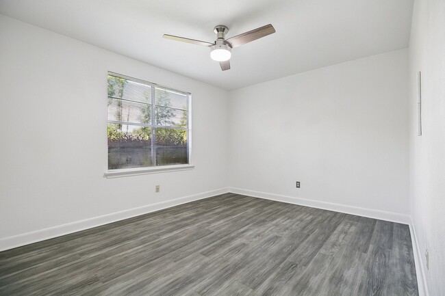 Building Photo - 1332 Knollwood Dr