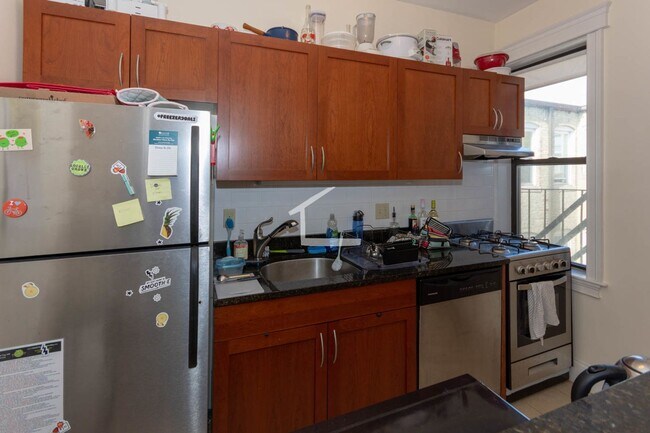 Building Photo - Large, sunny, nicely renovated top floor u...