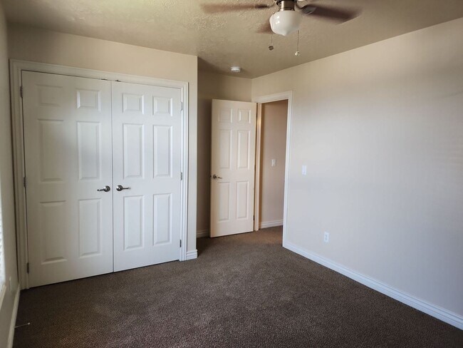 Building Photo - Pet Friendly Southern View Townhome