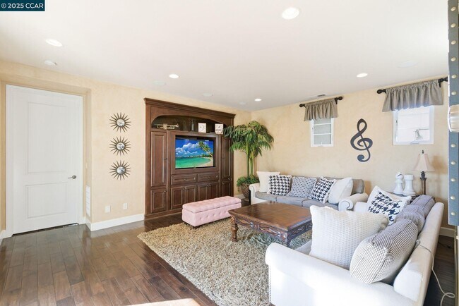 Building Photo - 1041 S Wedgewood Rd