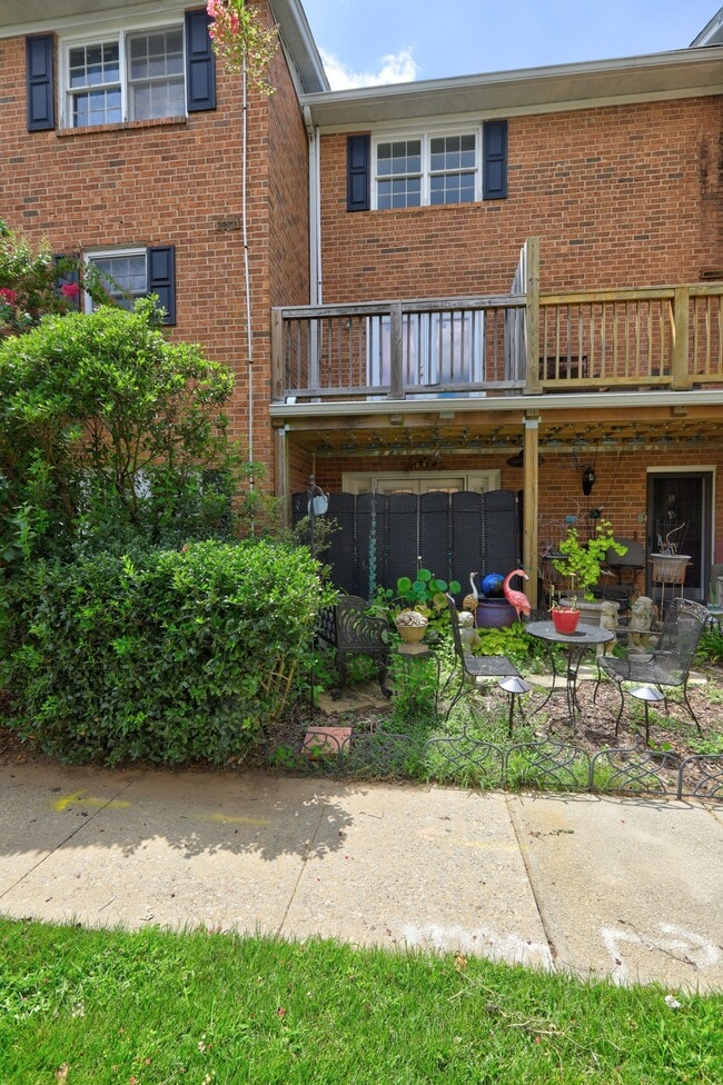 Building Photo - 6520 Roswell Rd