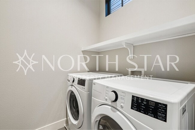 Building Photo - Luxury Living in the Heart of Lake Oswego: Stylish 3-Story Townhouse