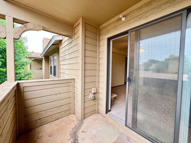 Building Photo - ?Cute Upstairs Condo Near Quail Springs Ma...