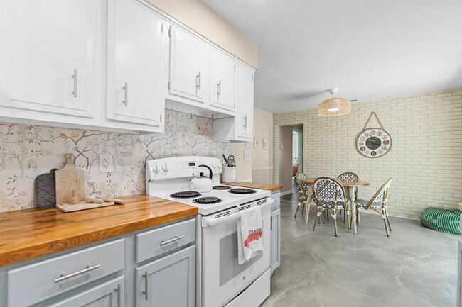 Building Photo - 3 Bedroom Furnished in Oldham County