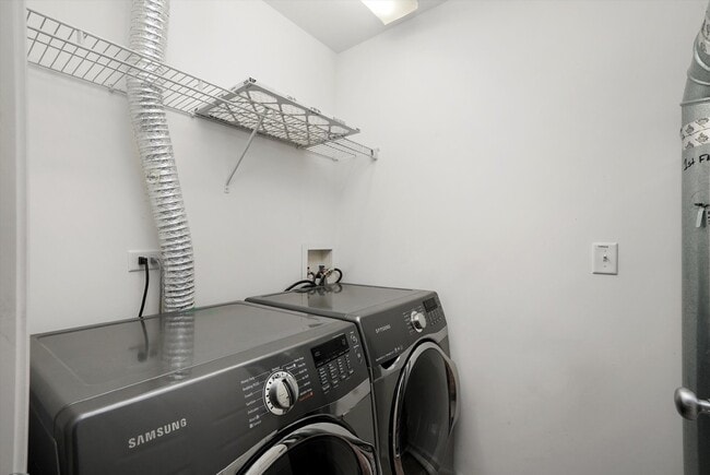 Building Photo - 2-bed/2.5-bath Townhouse in Round Lake