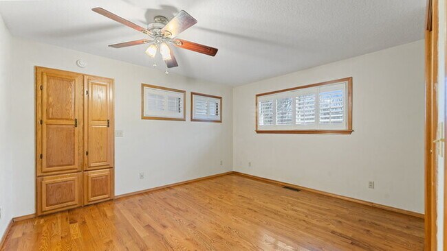 Building Photo - "Charming 2-Bed Home with Scenic Views and...