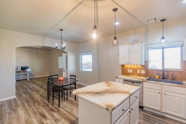 Building Photo - Beautiful 3 Bed 2 Bath Home