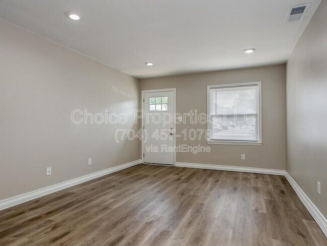 Building Photo - 5804 Cedars E Ct