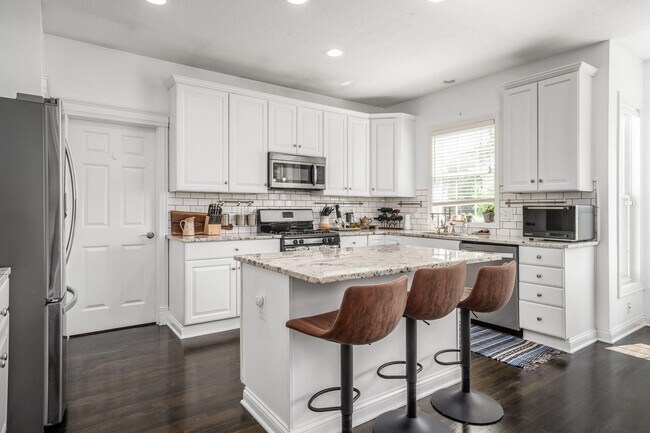 Building Photo - 7179 Fernridge Dr