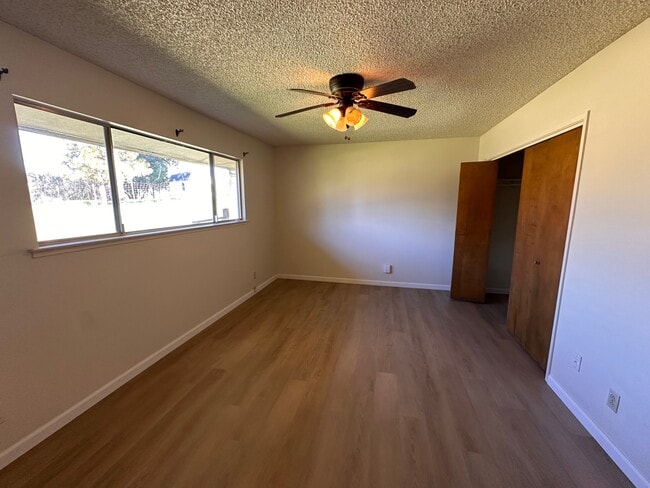 Building Photo - 45559 N Oakview Dr