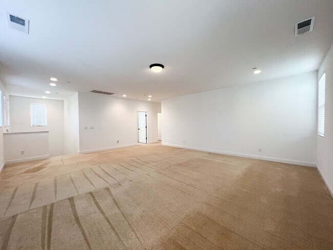 Building Photo - Spacious 4 Bd 3 Bath Home in Elk Grove