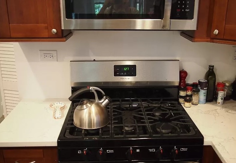 5 burner stove - 1517 N Bell Ave