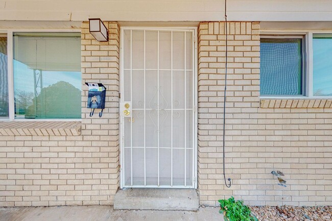 Building Photo - NE Mid-Century Modern 3 Badroom 1.5 Bath w...