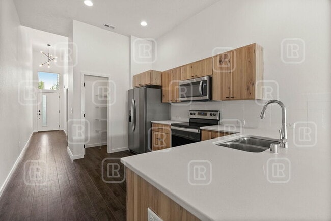 Building Photo - 708 S Crescent Ln