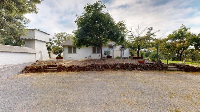 Building Photo - Bright Country Three Bedroom One Bathroom ...