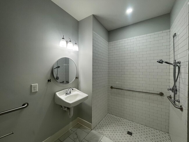 Building Photo - ADA Accessible One Bedroom Unit! Section 8...