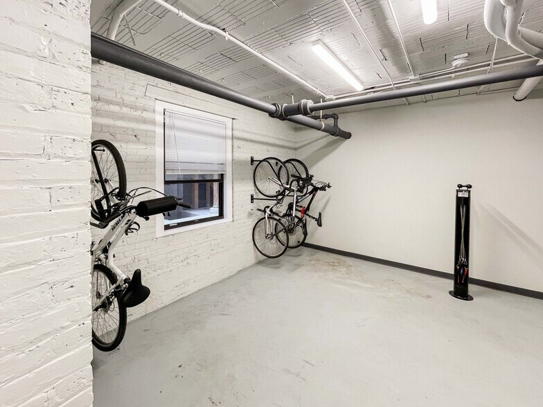 Building Photo - 526 W Cornelia Ave