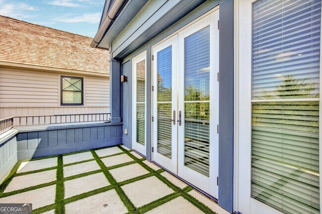 Building Photo - 2bd/2.5ba in Trilith. LakeFront Views!