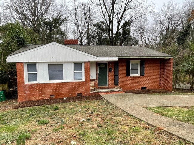 Building Photo - Charming 3 Bedroom Home Just Outside Uptown!