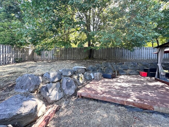 Building Photo - 3 Bed 2.5 Bath 3 Level Home w/ Furnished B...