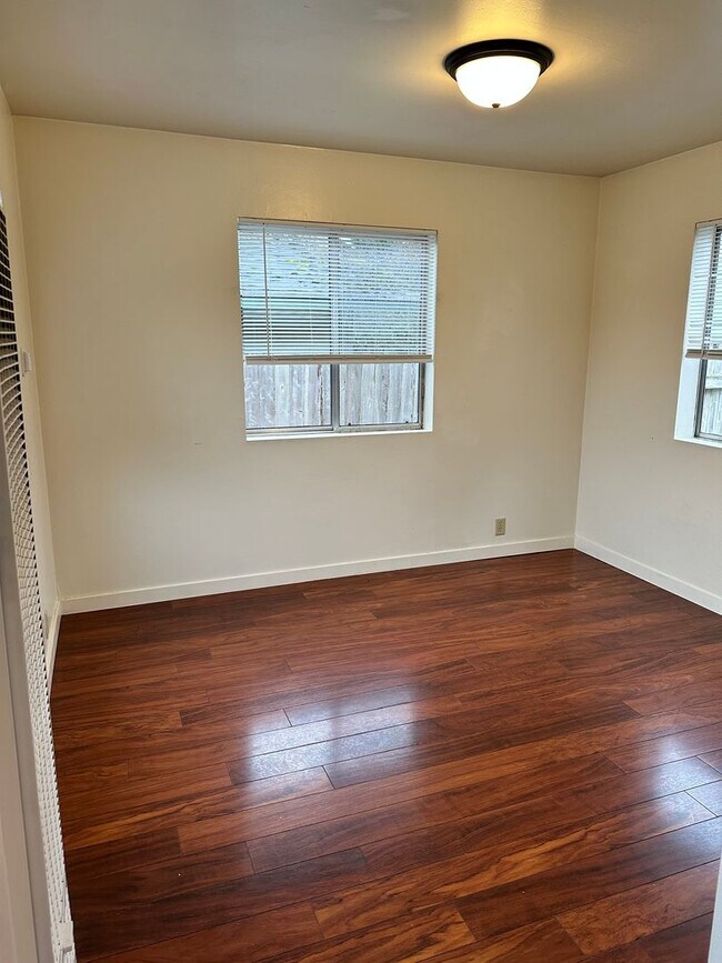 Building Photo - Light-Filled 2Bed, 2 Bath Traditional Home in Sunny Southeast Eureka $1950/mo